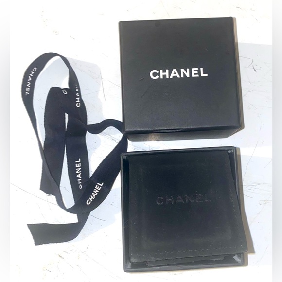 Auth CHANEL Empty Presentation Jewelry Display Gift Storage Box Felt Ring Holder - Picture 7 of 9